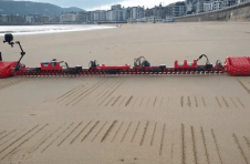 巨大的Arduino机器人将信息留在沙滩上