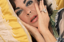 伊丽莎白·泰勒（Elizabeth Taylor）的10枚订婚戒指近距离观看