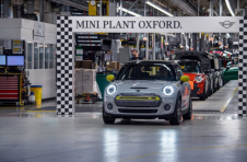 MINI Cooper SE电气生产里程碑在牛津工厂庆祝