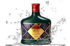 九寨沟的加布纳然小绿瓶，为何被誉为小酒中的“奔驰宝马“？