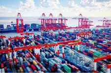 德国西班牙等国展品密集入境，上海港集装箱吞吐量破记录 | 而立浦东再出发