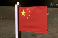 五星红旗再一次闪耀月球！国家航天局公布嫦娥五号月表国旗展示照