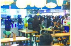 奶茶店雇“托儿”排队充场　每天100人持续1个月