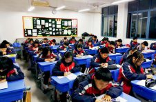 这所中学有“夜间爱心教育服务” 几乎每个孩子都主动留校上晚自习