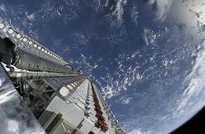 SpaceX使用八手火箭发射52颗星链卫星和两颗客户卫星