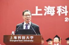 钟南山院士现身上海科技大学毕业典礼寄语青年学子