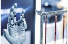 2021世界人工智能大会在黄浦江畔开幕 人形机器人迈步走进生活