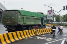上海交警推行“大货右转必停”防“包饺子”事故！首批将在全市43个路口实行