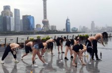 上海街头奇观：数十位市民冲进暴雨中搓澡